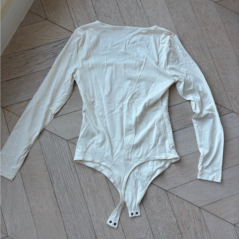 EUC Abercrombie white stitch bodysuit - Picture 5 of 5